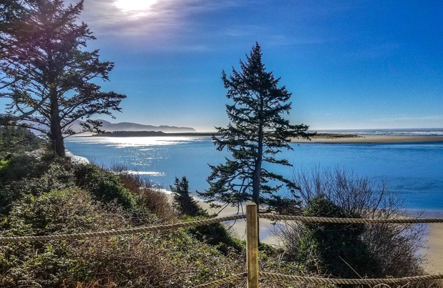 Newly renovated,immaculate ocean view cottage. Walking distance to the beach!