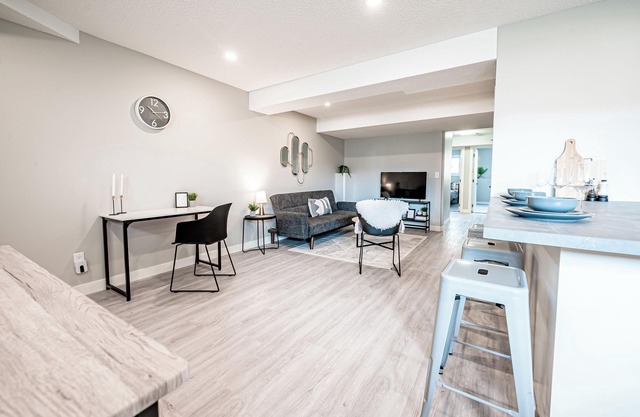 Newly Renovated Inner City 2BR Suite Minutes to DT