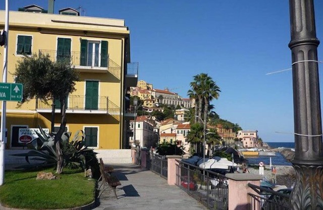 Newly renovated old apartment with all comforts, directly by the sea