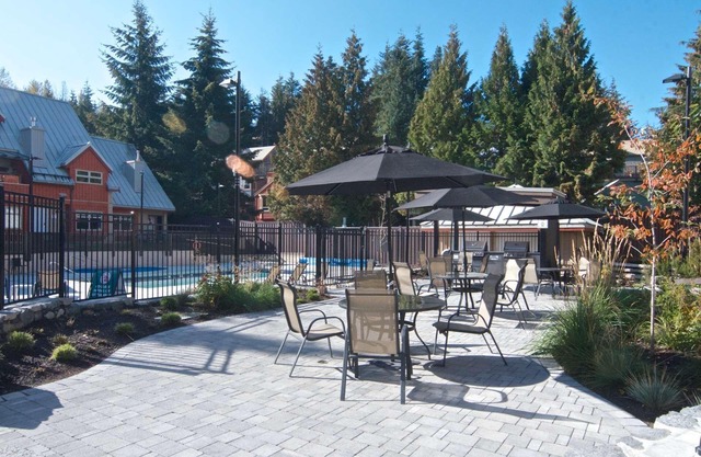 Newly renovated, KING bed, Gas fireplace, Free parking, Heated pool/hot tub Professionally Managed.