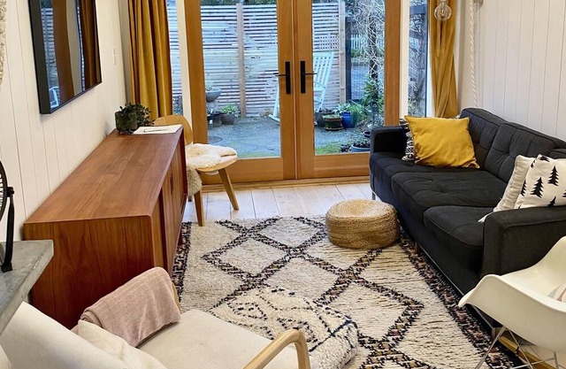 Newly renovated modern suite near Royal Jubilee Hospital in city centre.