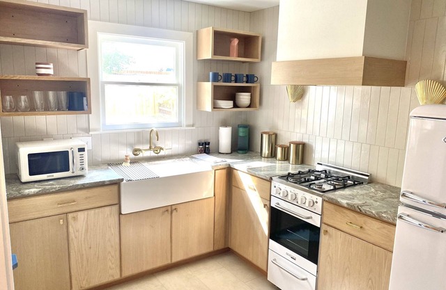 Newly Renovated Modern Home w/gas fireplace- blocks from Magnolia Castle