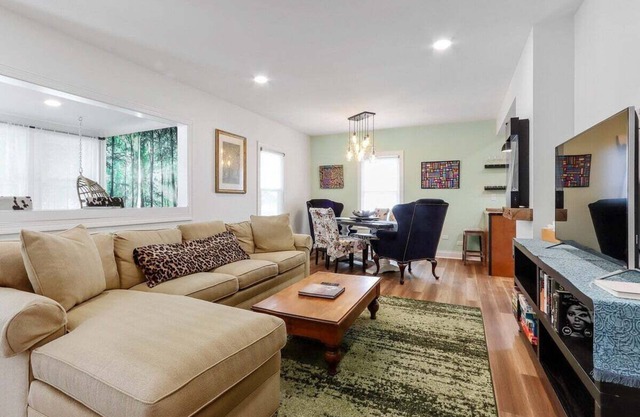 Newly Renovated |Private Home in the Heart of Downtown Lake Geneva |Dog Friendly |Secluded Back Deck