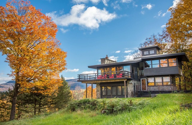 NEWLY RENOVATED Private Chic Modern Mountain Home with fiber optic internet!