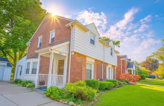 Newly Renovated Townhouse on a Tranquil Street