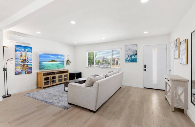 Newly Renovated Next to Park 20min to Disney