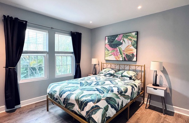 Newly Renovated: 1 BDR 5 min to Palm Beach!