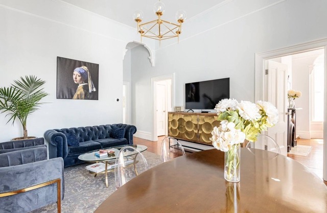 Newly Renovated Victorian House 1 train stop to SF and Parking