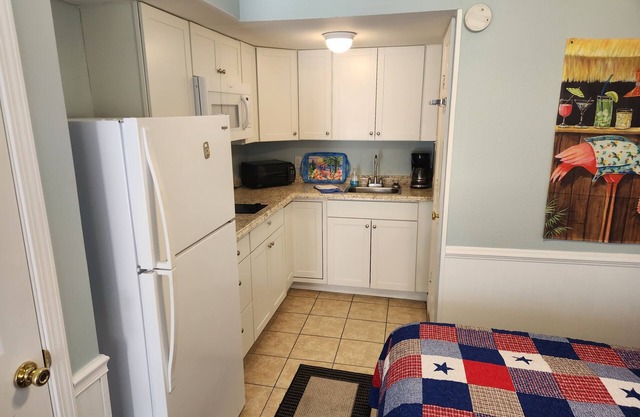 Newly Renovated, Waterfront, Poolside, Ground-Floor, King Bed & WiFi