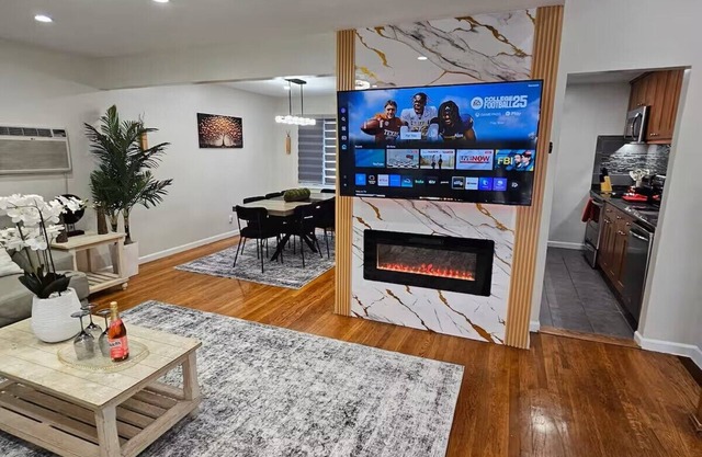 Newly Stunningly Updated 4-bedroom house in lovely Hicksville with WiFi, AC.