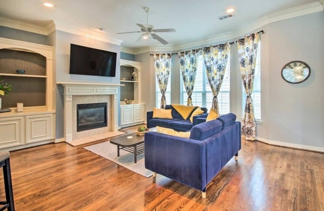 Newly updated, bright & airy townhouse!