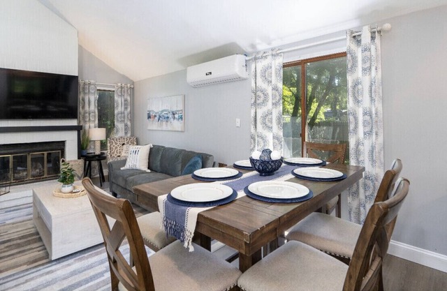 Newly updated cottage 🏡100 steps away from lake & dock access!! ☀️⛵️