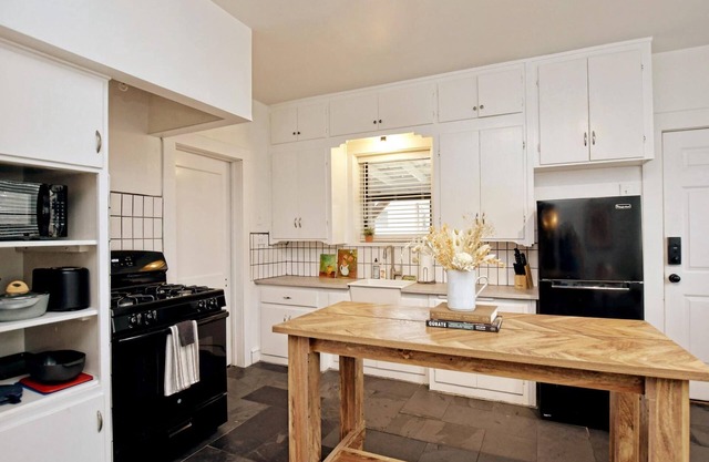 Newly Updated Cozy 1927 Uptown Tudor 4 min to Magnolia