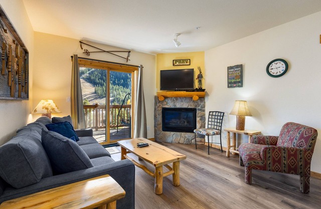Newly Updated Cozy Mountain Condo with Slopeside Views!