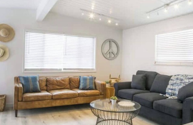 Newly updated! Vintage Vibe, Spacious 2Br 1Ba w beach gear parking
