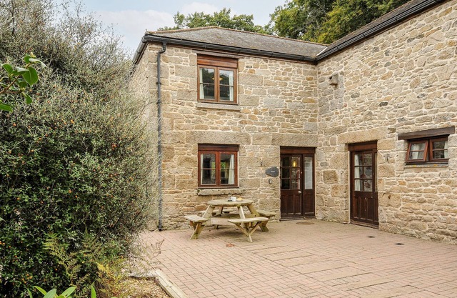 NEWLYN, TRESOOTH COTTAGES, pet friendly, with pool in Falmouth