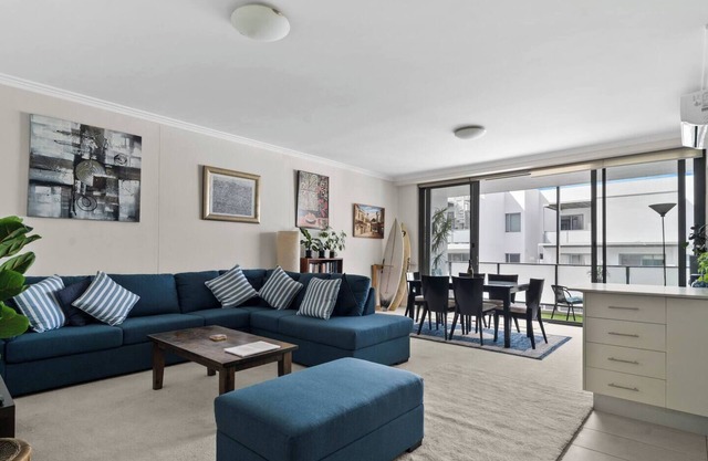Newtown Outlook Vibrant Parkside Retreat near CBD