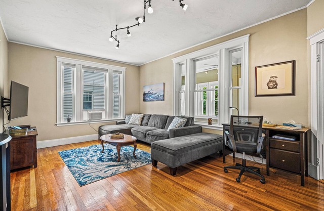 Next to Boston & Beach, King Beds, Free Parking+EV