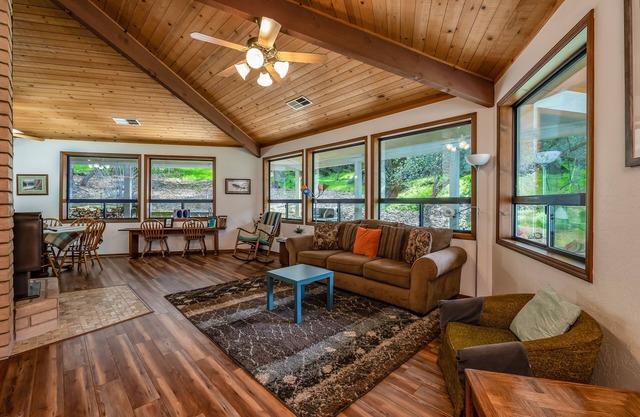 Next to Sequoia National Park Entrance and Pet Friendly!