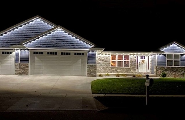 NFL Draft Special-Spacious 4-bedroom house in delightful Manitowoc with AC, WiFi