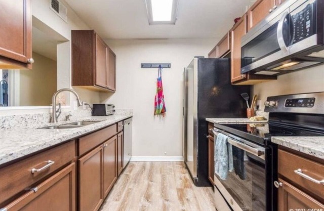 Nice 3-bedroom condo with WiFi, AC Next to UF & Shands Hospital, Gainesville