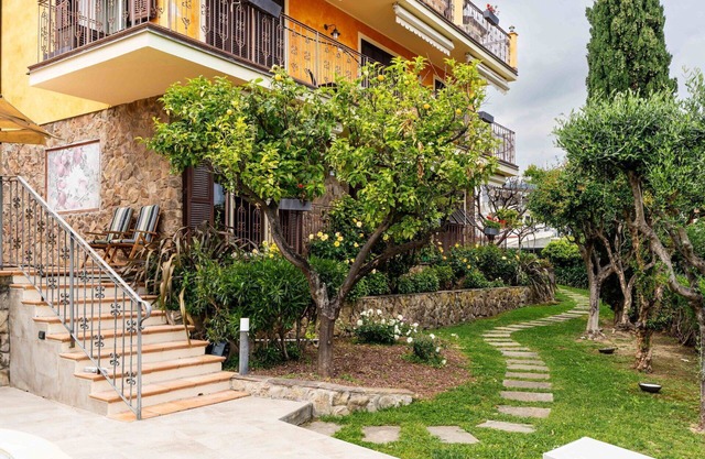 Nice apartment in villa for 5 people with WIFI, A/C, pool, terrace and pets allowed