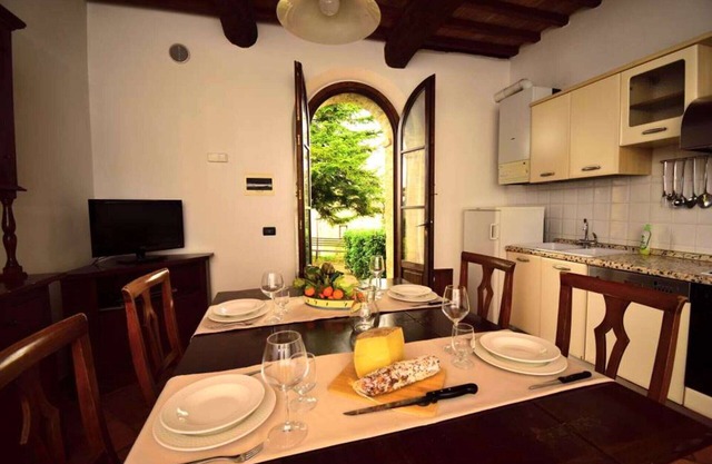 Nice apartment for 3 guests with A/C, pool, WIFI, TV and pets allowed, close to Siena