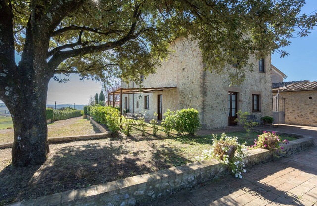 Nice apartment for 4 guests with A/C, pool, WIFI, TV and pets allowed, close to Siena