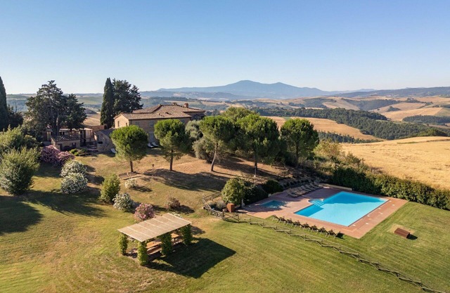 Nice apartment in villa for 4 people with WIFI, pool, patio, pets allowed and panoramic view
