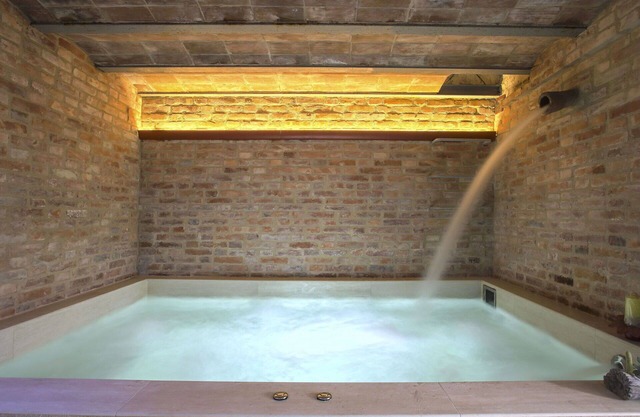 Nice apartment for 4 guests with WIFI, hot tub, pool, TV, patio and pets allowed
