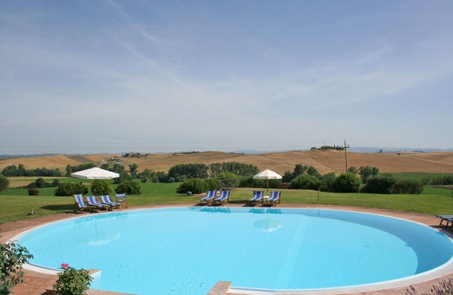 Nice apartment for 2 guests with WIFI, pool and panoramic view, close to Siena