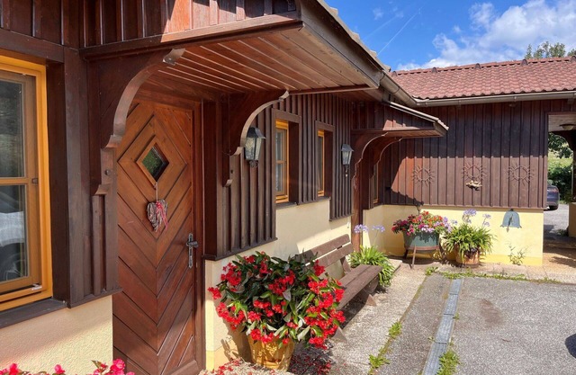 Nice apartment in villa for 4 people with WIFI, TV, patio, pets allowed and parking