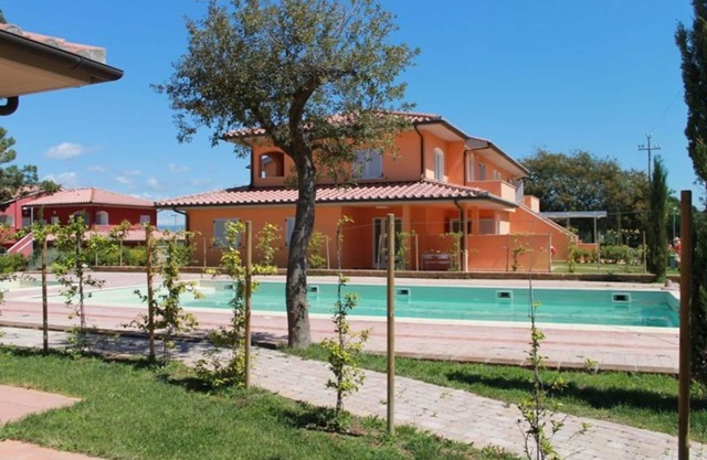 Nice apartment for 6 guests with A/C, WIFI, pool, TV, balcony, pets allowed and parking