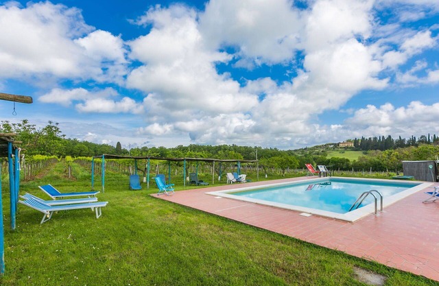 Nice apartment in villa for 5 people with WIFI, pool, TV, patio and pets allowed