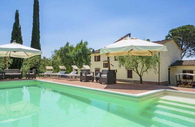 Nice apartment in villa for 18 guests with WIFI, private pool, TV, balcony and pets allowed