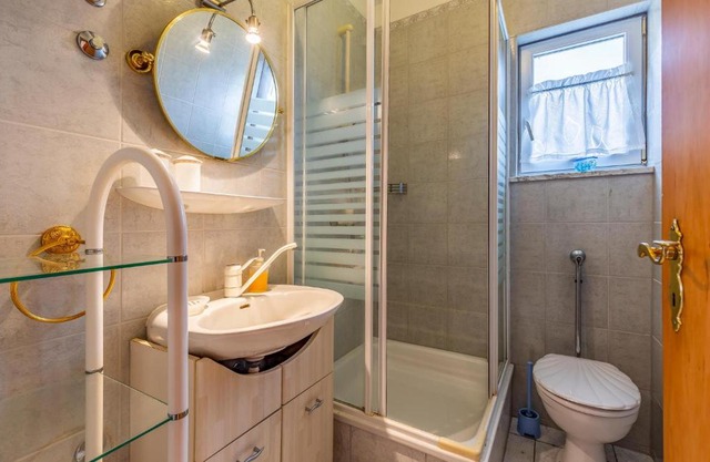 Nice apartment in Liznjan with