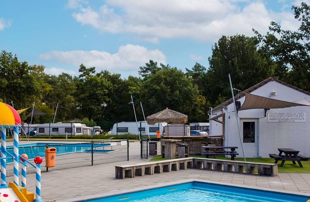 Nice apartment in villa for 4 guests with pool, TV, terrace, pets allowed and parking