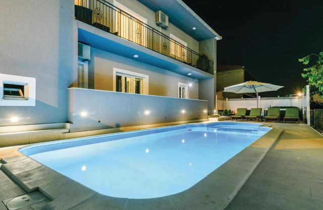 Nice Apartment In Trogir With 4 Bedrooms, Jacuzzi And Wifi