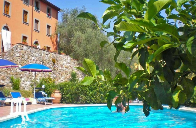 Nice apartment in villa with pool, internet, TV, terrace, pets allowed, parking, close to Viareggio