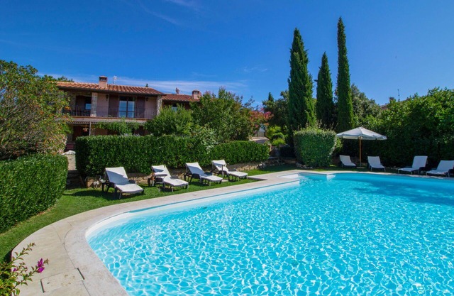 Nice apartment in villa with WIFI, hot tub, private pool, TV, patio, pets allowed and panoramic .