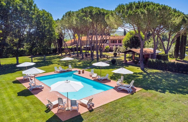 Nice apartment in villa for 4 guests with WIFI, A/C, pool, TV and terrace