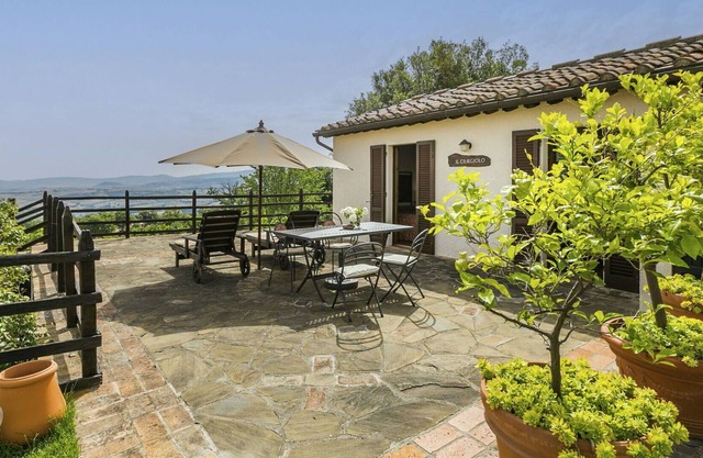 Nice apartment in villa for 5 people with WIFI, A/C, pool, terrace, panoramic view and parking