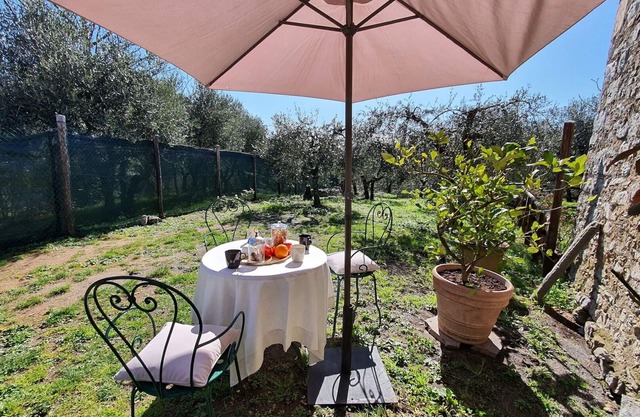 Nice apartment in villa for 2 guests with WIFI, TV and pets allowed, close to Lucca