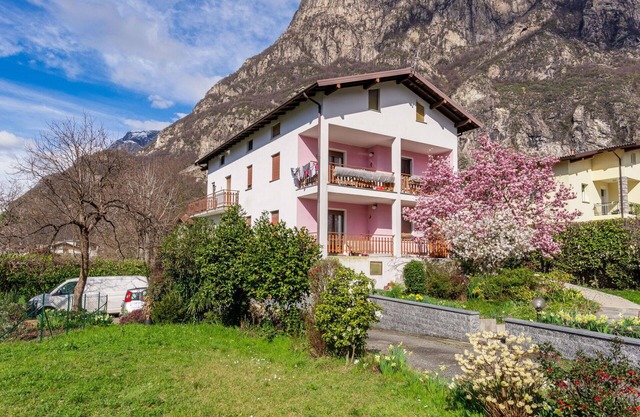Nice apartment for 6 guests with WIFI, TV, patio and pets allowed