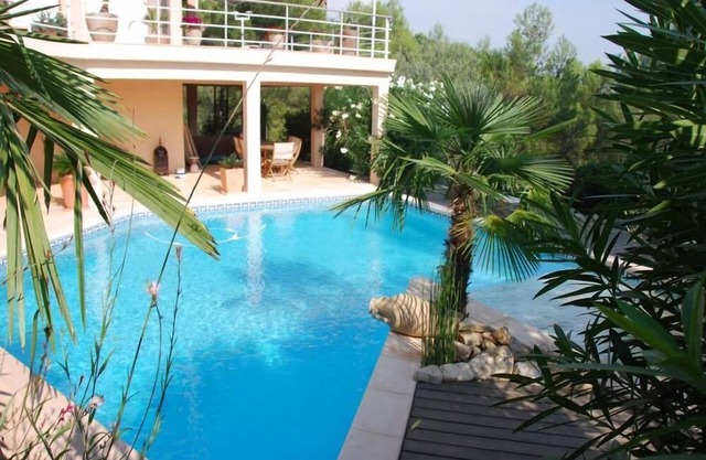 Nice architect house with stunning pine view only 4km from Aix en Provence