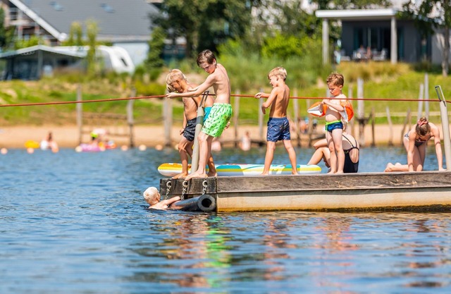Nice chalet in a holiday park on the Leukermeer