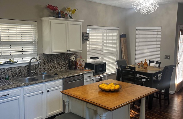 Nice Cozy 2 story 3 BR 21/2 bath home near BNA airport and downtown Nashville!