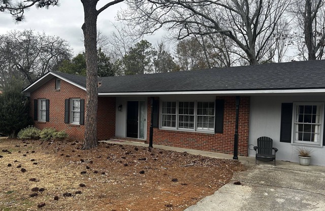 Nice cozy house in a quiet neighborhood. Minutes from Downtown Columbus.