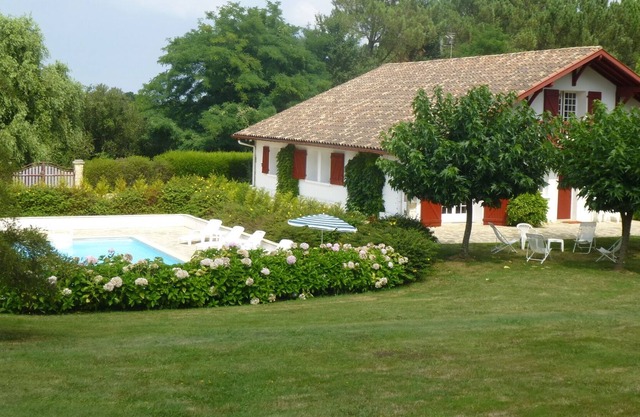 Nice house character- standing- 9 pers, pool, near Biarritz and Bayonne