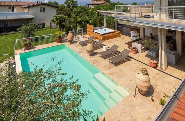 Nice home in Lazise VR